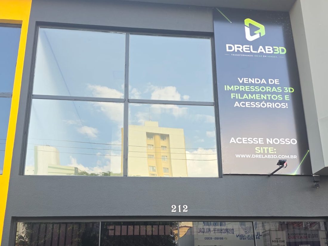 Fachada da loja da DreLab 3D, com a placa, na Av. Nelson Spielmann, 212, em Marília